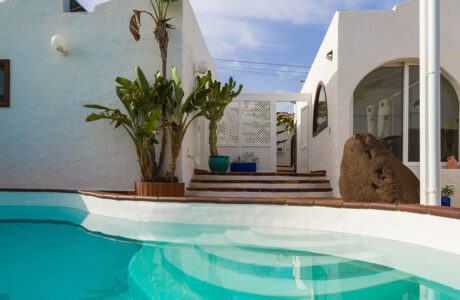 Chalet a la Venta en Playa del Hombre: Vive el Lujo Frente al Mar Chalet Independiente en Venta en Playa del Hombre – Telde, Gran Canaria