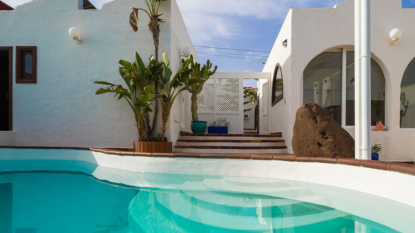 Chalet a la Venta en Playa del Hombre: Vive el Lujo Frente al Mar Chalet Independiente en Venta en Playa del Hombre – Telde, Gran Canaria