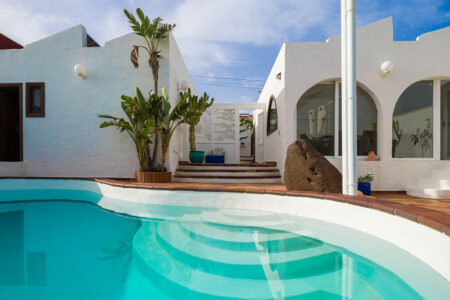 Chalet a la Venta en Playa del Hombre: Vive el Lujo Frente al Mar Chalet Independiente en Venta en Playa del Hombre – Telde, Gran Canaria