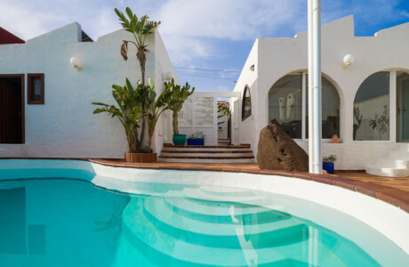 Chalet a la Venta en Playa del Hombre: Vive el Lujo Frente al Mar Chalet Independiente en Venta en Playa del Hombre – Telde, Gran Canaria