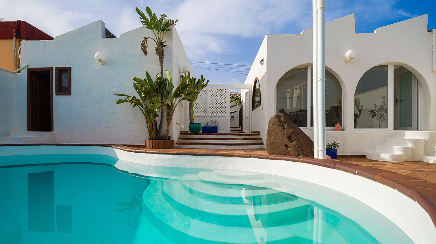 Chalet a la Venta en Playa del Hombre: Vive el Lujo Frente al Mar Chalet Independiente en Venta en Playa del Hombre – Telde, Gran Canaria