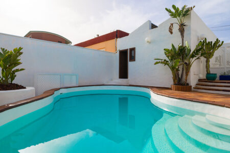 Chalet a la Venta en Playa del Hombre: Vive el Lujo Frente al Mar Chalet Independiente en Venta en Playa del Hombre – Telde, Gran Canaria