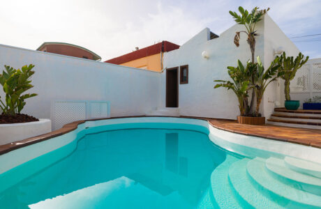 Chalet a la Venta en Playa del Hombre: Vive el Lujo Frente al Mar Chalet Independiente en Venta en Playa del Hombre – Telde, Gran Canaria