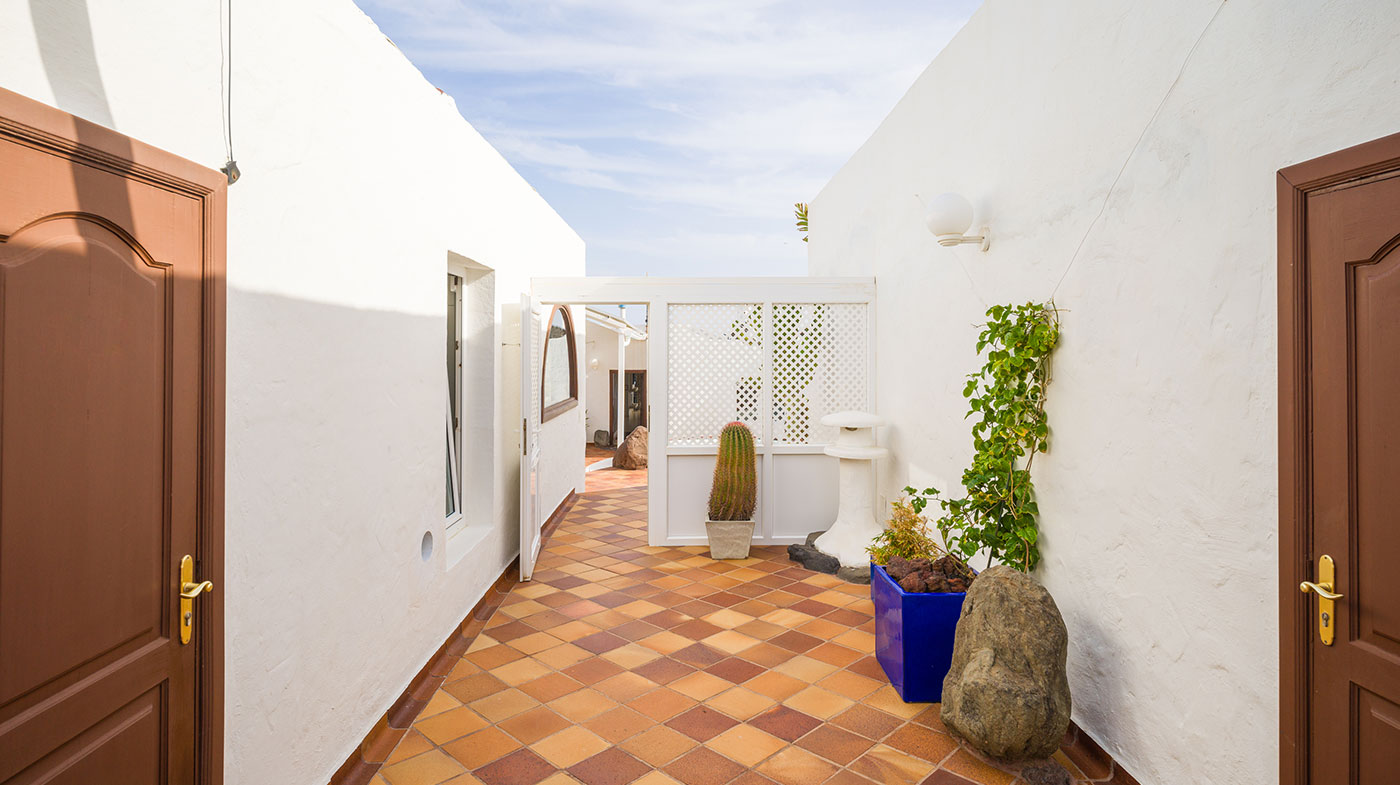 Chalet a la Venta en Playa del Hombre: Vive el Lujo Frente al Mar Chalet Independiente en Venta en Playa del Hombre – Telde, Gran Canaria