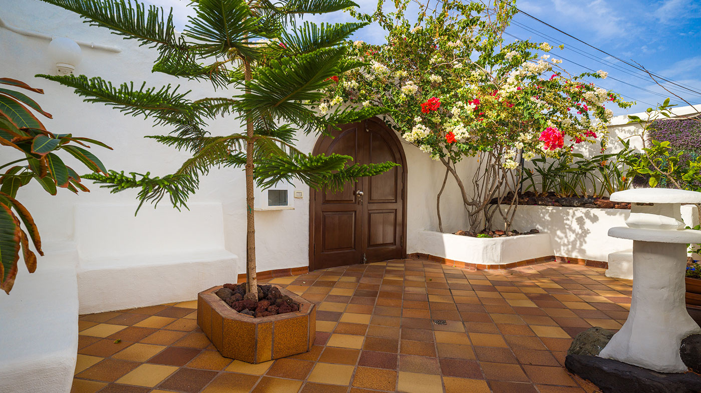 Chalet a la Venta en Playa del Hombre: Vive el Lujo Frente al Mar Chalet Independiente en Venta en Playa del Hombre – Telde, Gran Canaria