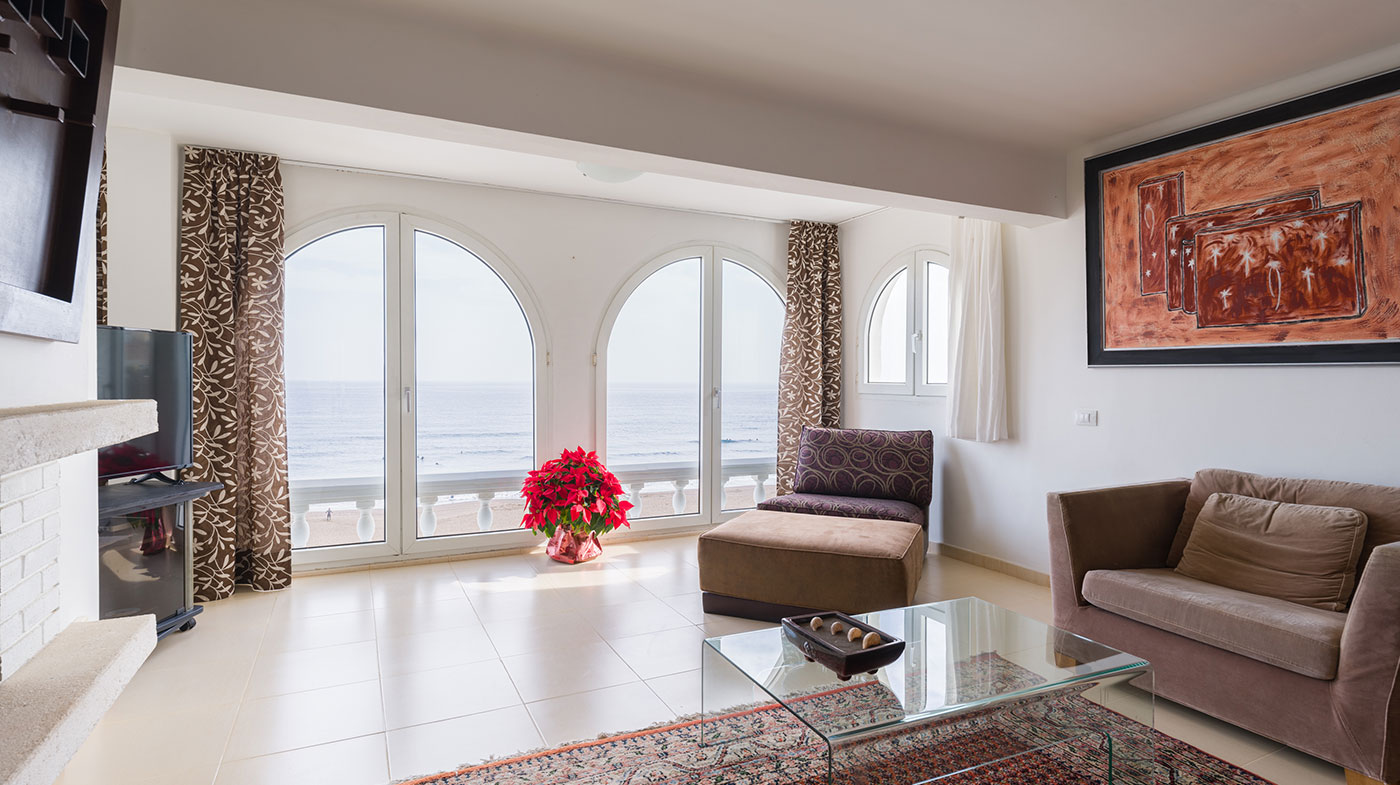 Chalet a la Venta en Playa del Hombre: Vive el Lujo Frente al Mar Chalet Independiente en Venta en Playa del Hombre – Telde, Gran Canaria