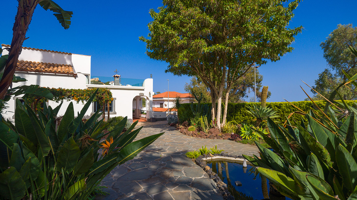 MAGNI premier: Espectacular chalet, con una parcela de 1.000 m en Los Portales, Visvique, Arucas